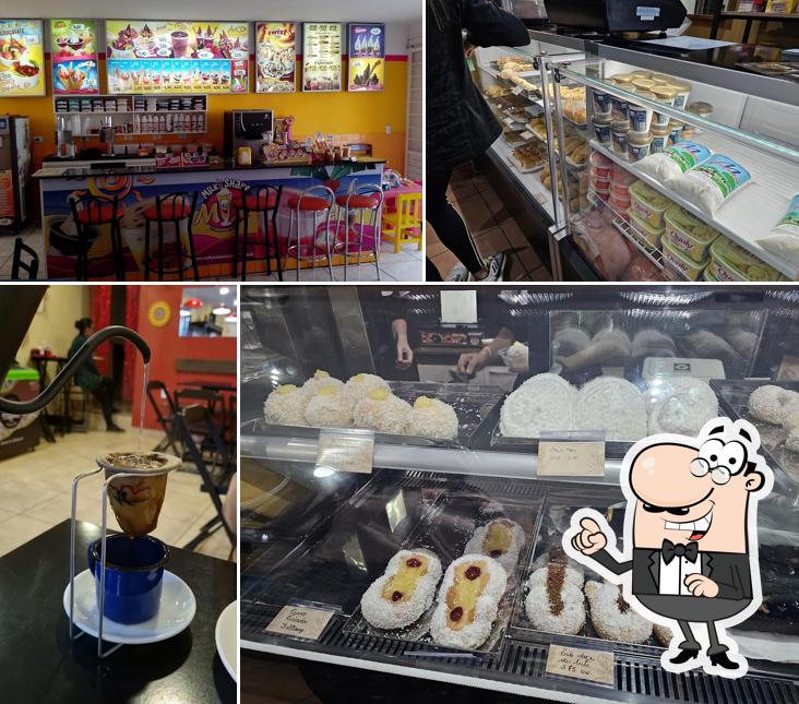 Sente em uma das mesas no DOCE CAFÉ