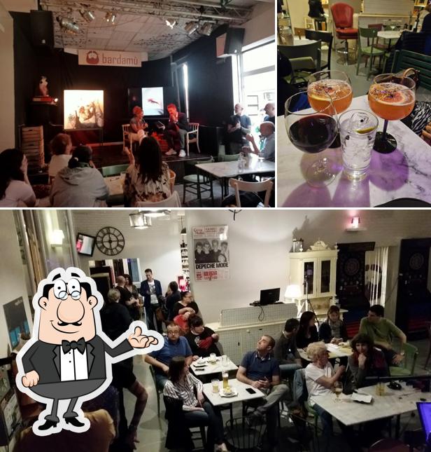 Siediti a un tavolo di bardamù