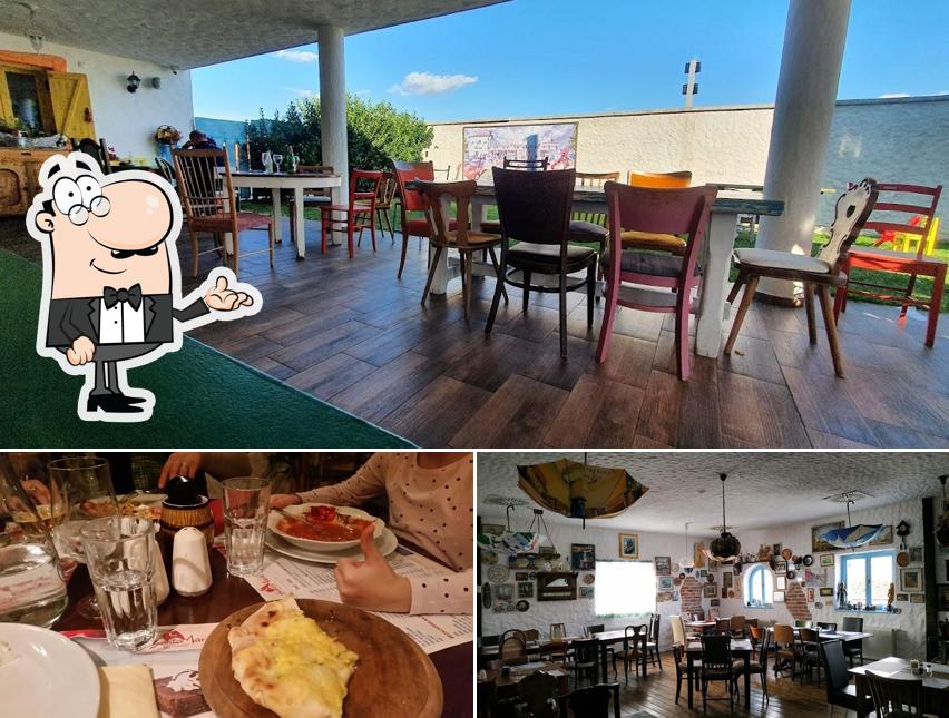 Siediti a un tavolo di Restoran Santa Maria