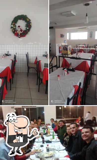 Sente em uma das mesas no Restaurante Sarrion