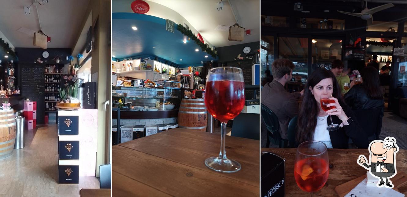 Dai un'occhiata agli interni di Bar Tosca