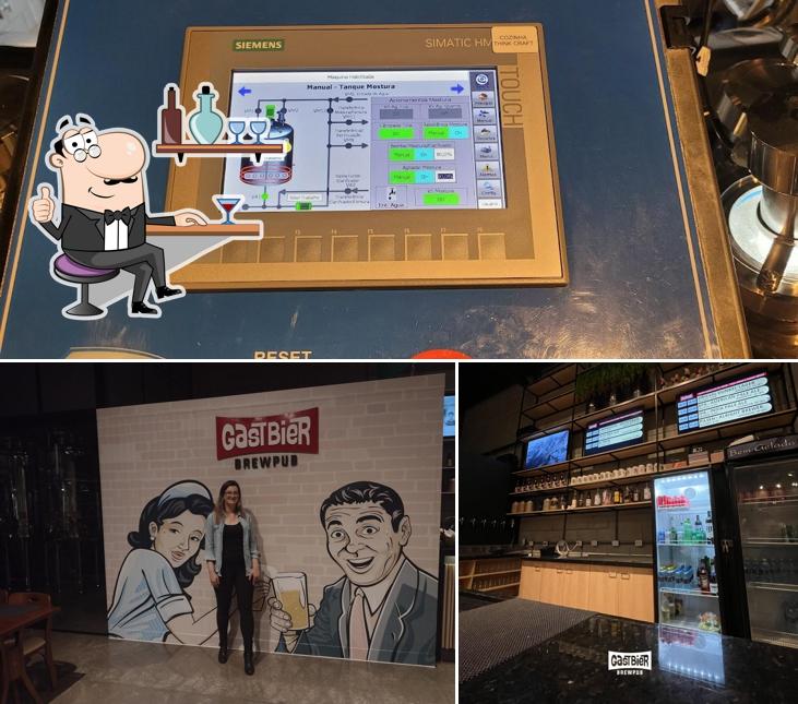 Sente em uma das mesas no GastBier Brewpub