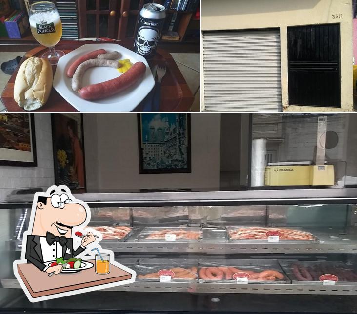 A comida e interior do restaurante