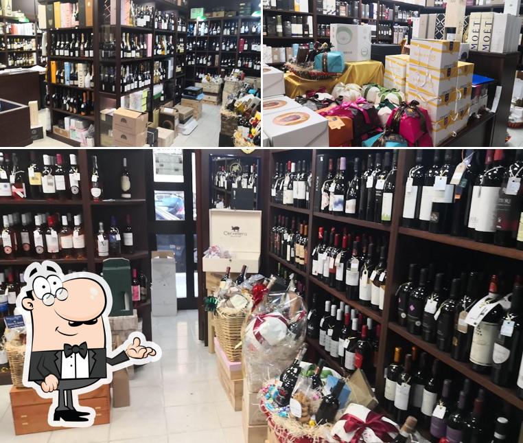 Dai un'occhiata agli interni di Drink Shop