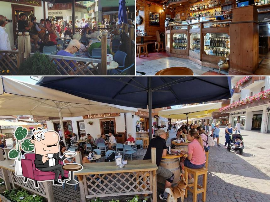 Siediti a un tavolo di Bar Sport