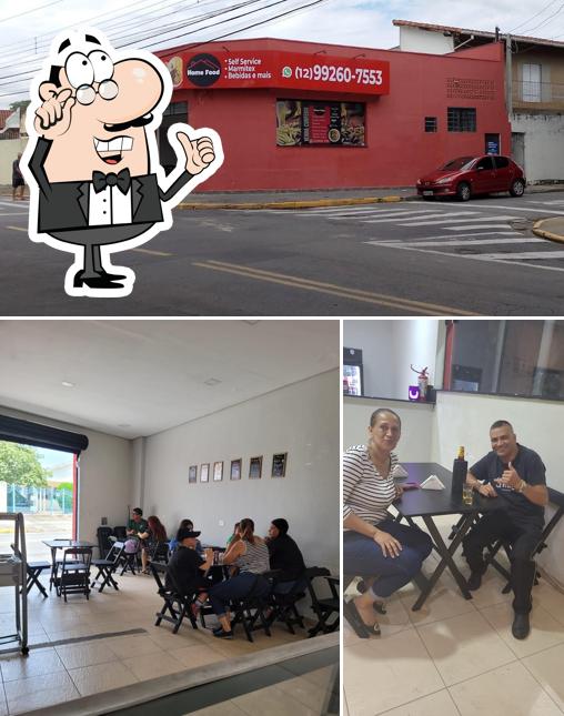 A interior e exterior do restaurante