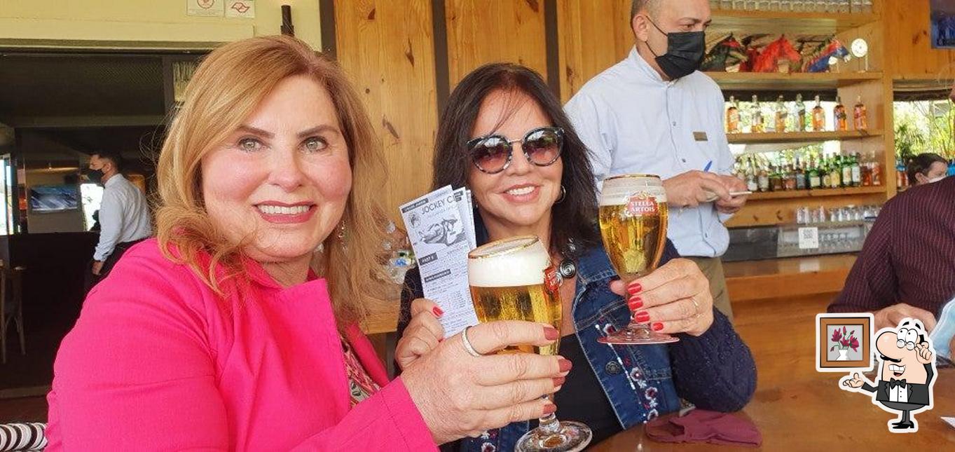 Sente em uma das mesas no Iulia Jockey Club