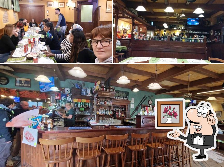 Siediti a un tavolo di Half Crown Pub