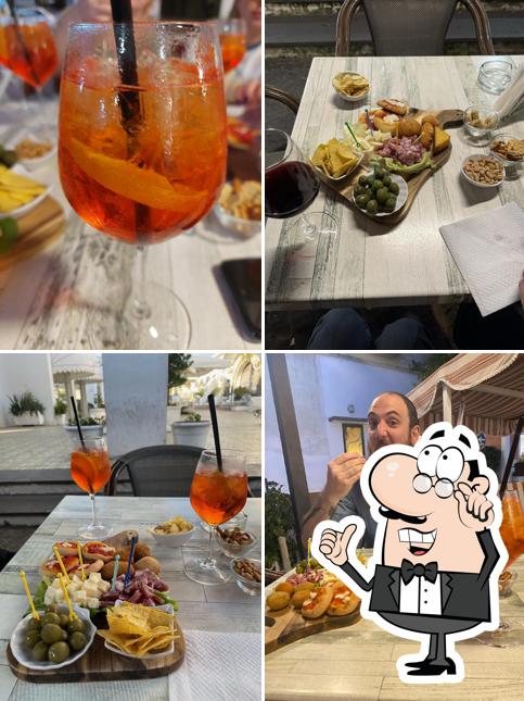 Tra le varie cose da Bar caciassa si possono trovare la interni e cibo