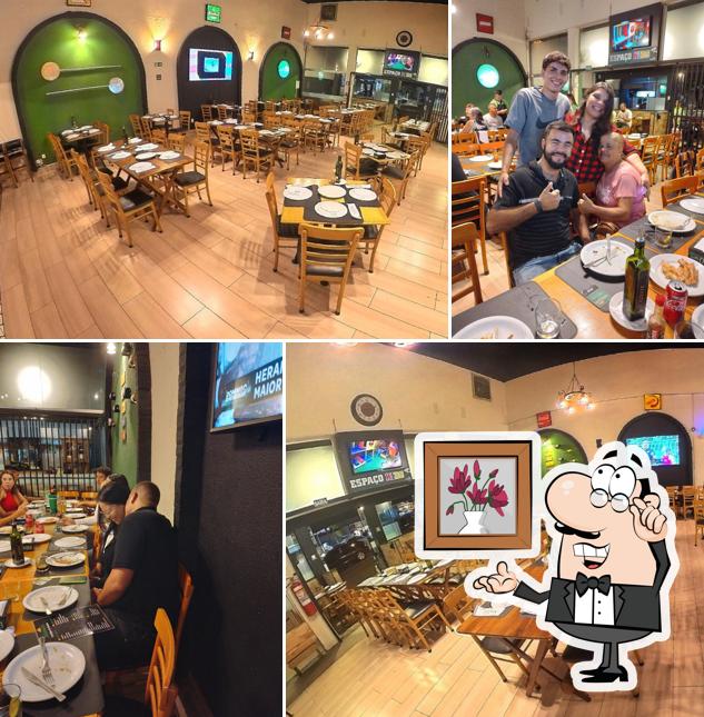 Sente em uma das mesas no MILENUTTI PIZZARIA