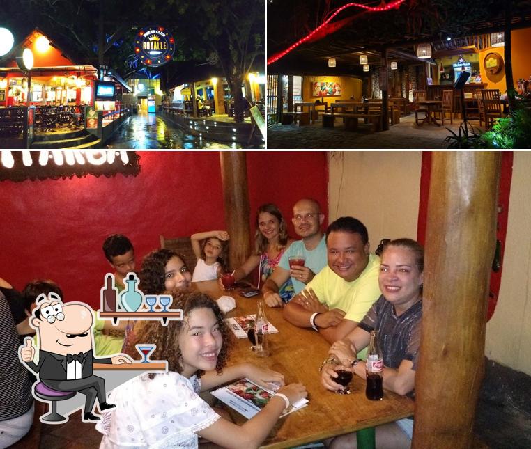 Sente em uma das mesas no Pitanga