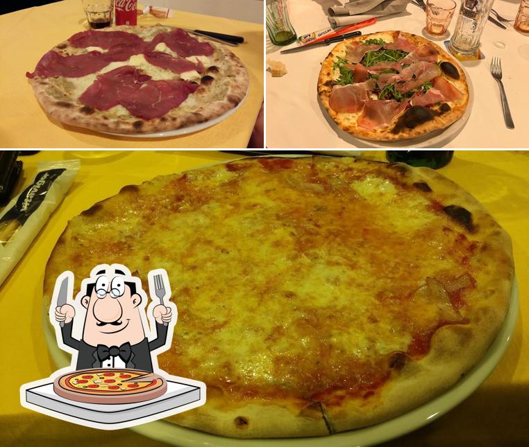 A Pizzeria Da Renato, puoi goderti una bella pizza
