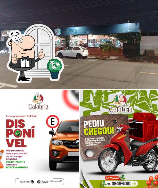O exterior do Pizzaria Calábria