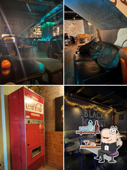 Siediti a un tavolo di The Black Rabbit