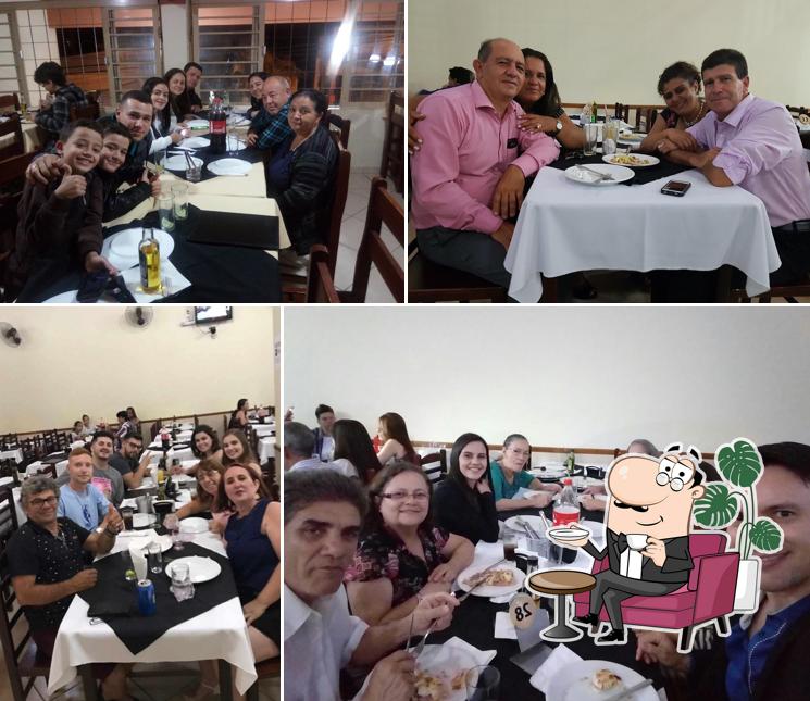 Sente em uma das mesas no Pizzaria e Choperia Casa Nova