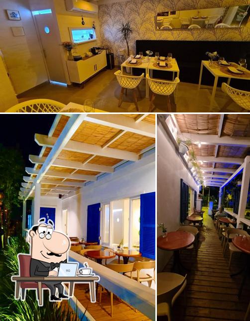 Sente em uma das mesas no SIMPLE.bistro