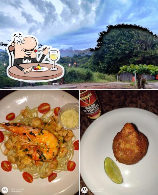 A comida e exterior do restaurante