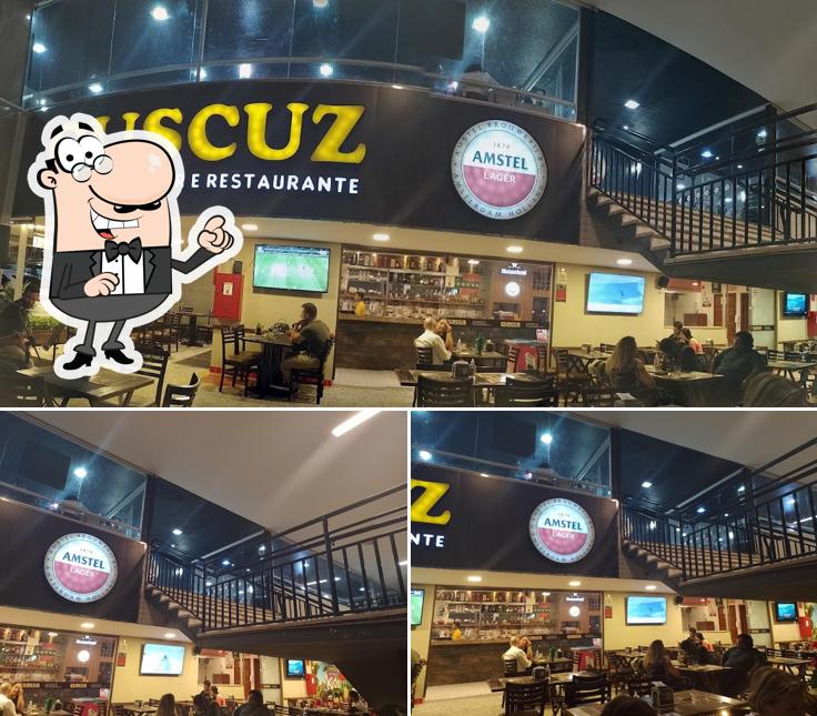 Sente em uma das mesas no Cuscuz Cozinha de Bar e Restaurante