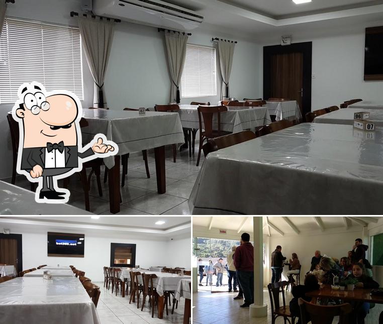 Sente em uma das mesas no Churrascaria Pinus