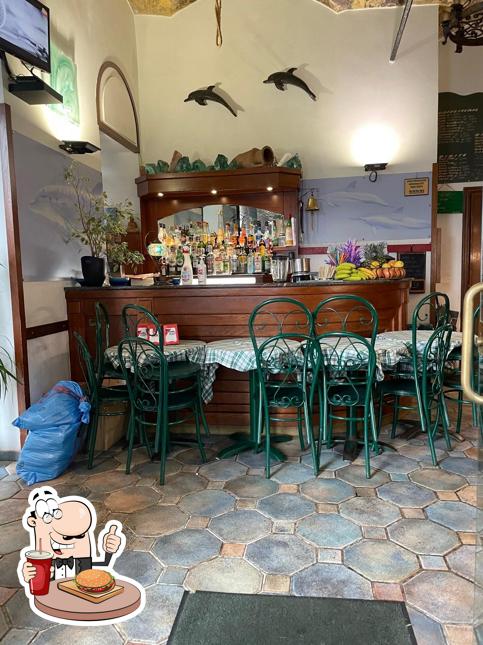 Prova un hamburger a Delfín Bar