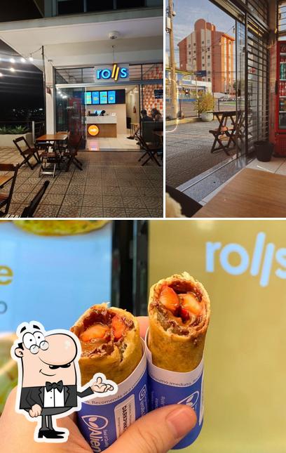 Esta é a imagem apresentando interior e comida no Rolls Foods