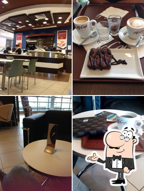 Sente em uma das mesas no McCafé