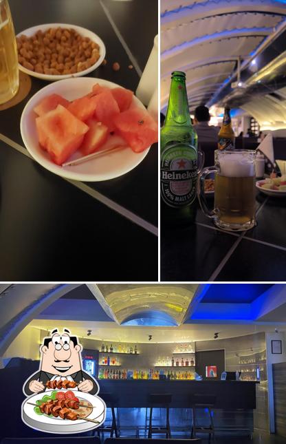 The image of Rocks Bar’s food and exterior