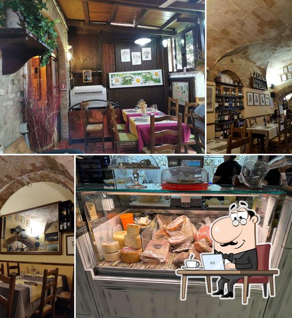 Siediti a un tavolo di Il Pozzo Degli Etruschi