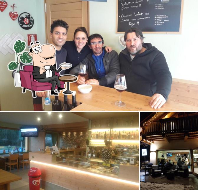 Siediti a un tavolo di Bar Lory