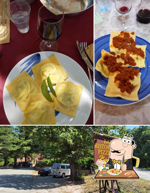 La cibo e esterno del ristorante