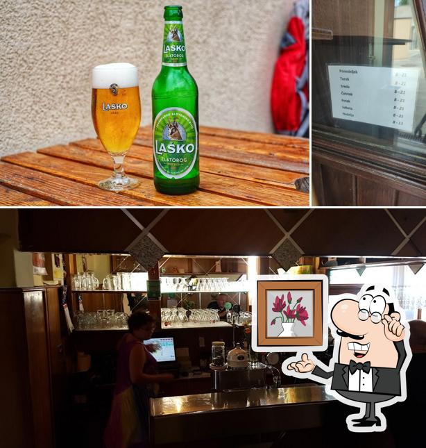 Tra le varie cose da Bar Pod Smreko si possono trovare la interni e cibo