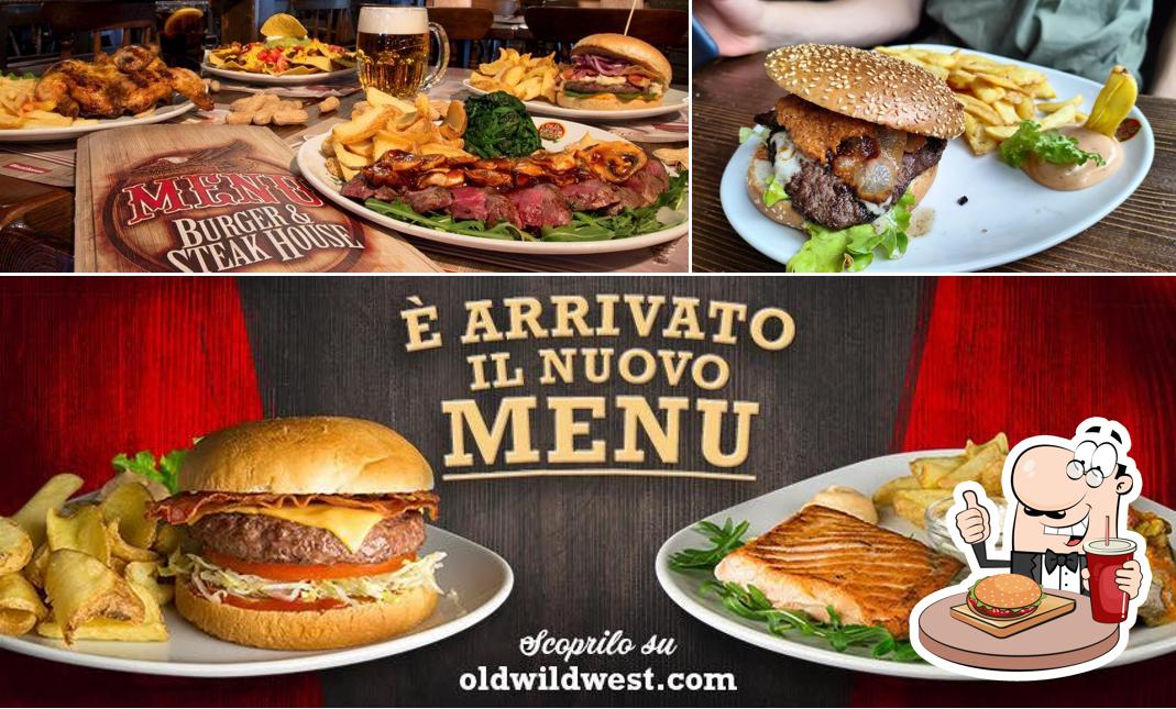 Gustati uno dei tipi di hamburger serviti a Old Wild West - Aosta Amerique
