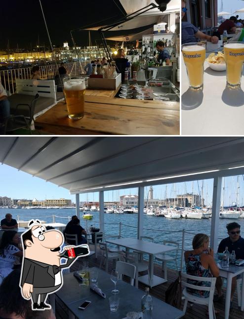 La bevanda e interni del ristorante