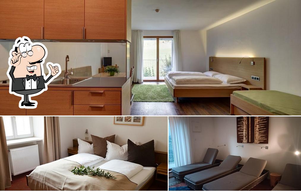 Siediti a un tavolo di Steinhauswirt Hotel