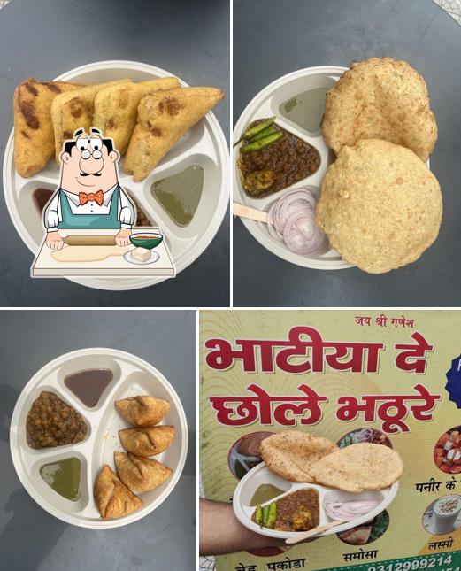 Samosa at Bhatia De Chole Bhature