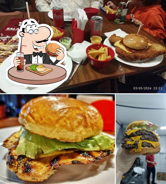 Peça um dos hambúrgueres oferecidos no Salazar Burger