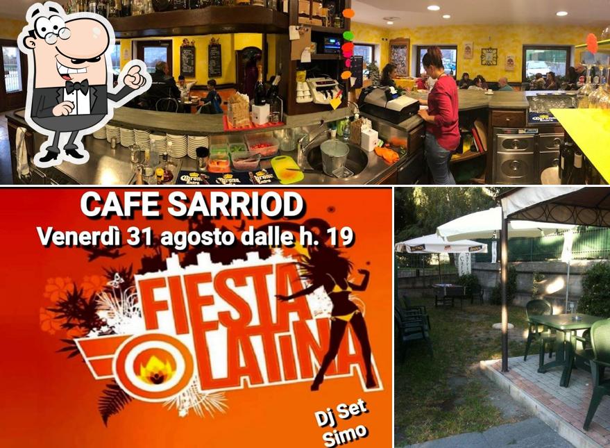 Siediti a un tavolo di Cafe Sarriod