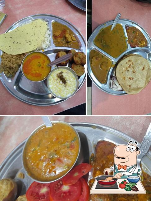 Chicken curry at Agrawal Pavitra Bhojnalaya