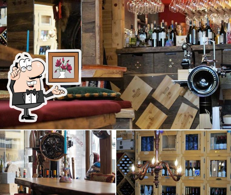 La immagine di interni e cibo da Pavarotti Wine Bar
