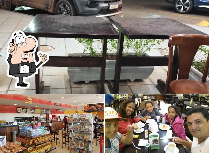 Sente em uma das mesas no Restaurante Rede Frango Assado - Cravinhos