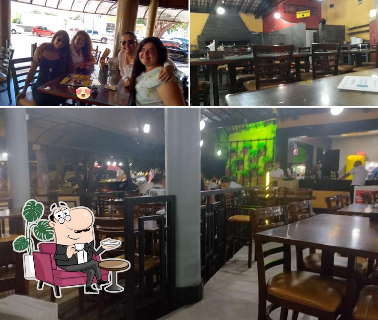 Sente em uma das mesas no Chicos Bar