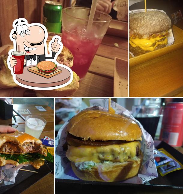 Deguste um dos hambúrgueres disponíveis no Santa Caldeira Beer e Burger