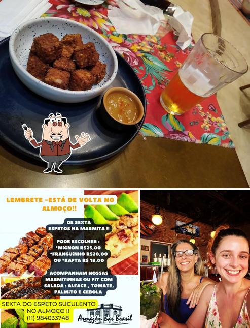 A comida e bebida do restaurante