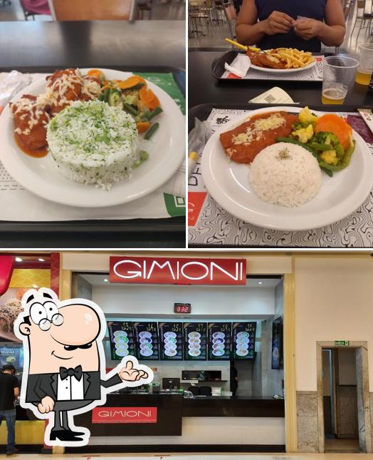 Sente em uma das mesas no Gimioni - Midway Mall