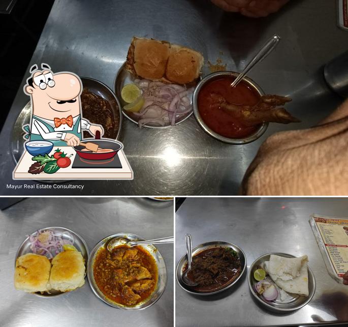 Chicken curry at Bhajan Singh Paya Wala