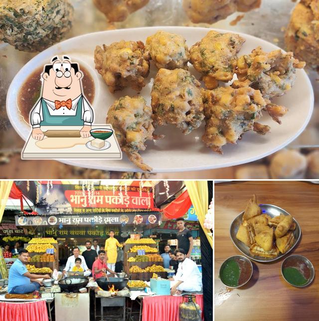 Samosa at Bhanu Ram Wadhwa Pakode Wala