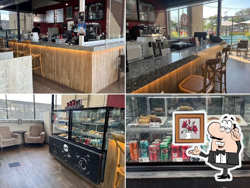 Sente em uma das mesas no Hou-ou Coffee