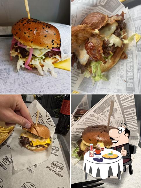 Gustati uno dei tipi di hamburger serviti a Smash Bar