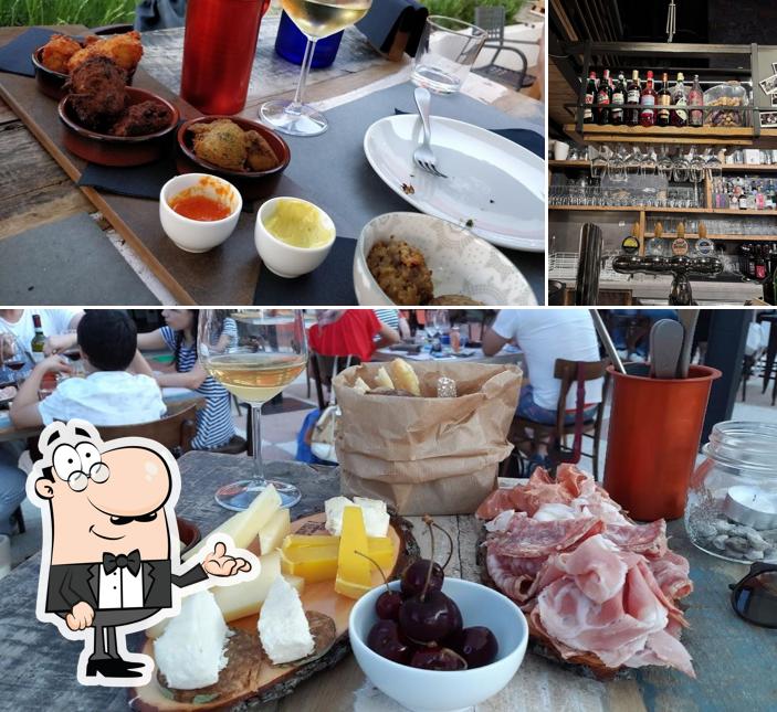 Dai un'occhiata agli interni di Osteria Volante