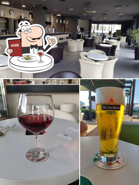 Guarda la foto che raffigura la cibo e interni di Kavarna 3D